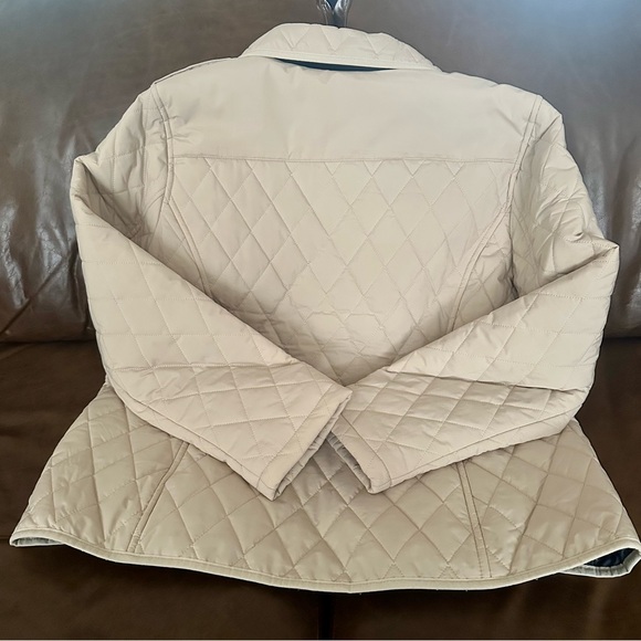 TOMMY HILFIGER. Women’s quilted jacket. Great condition. No holes. Snaps intact. - Picture 3 of 4